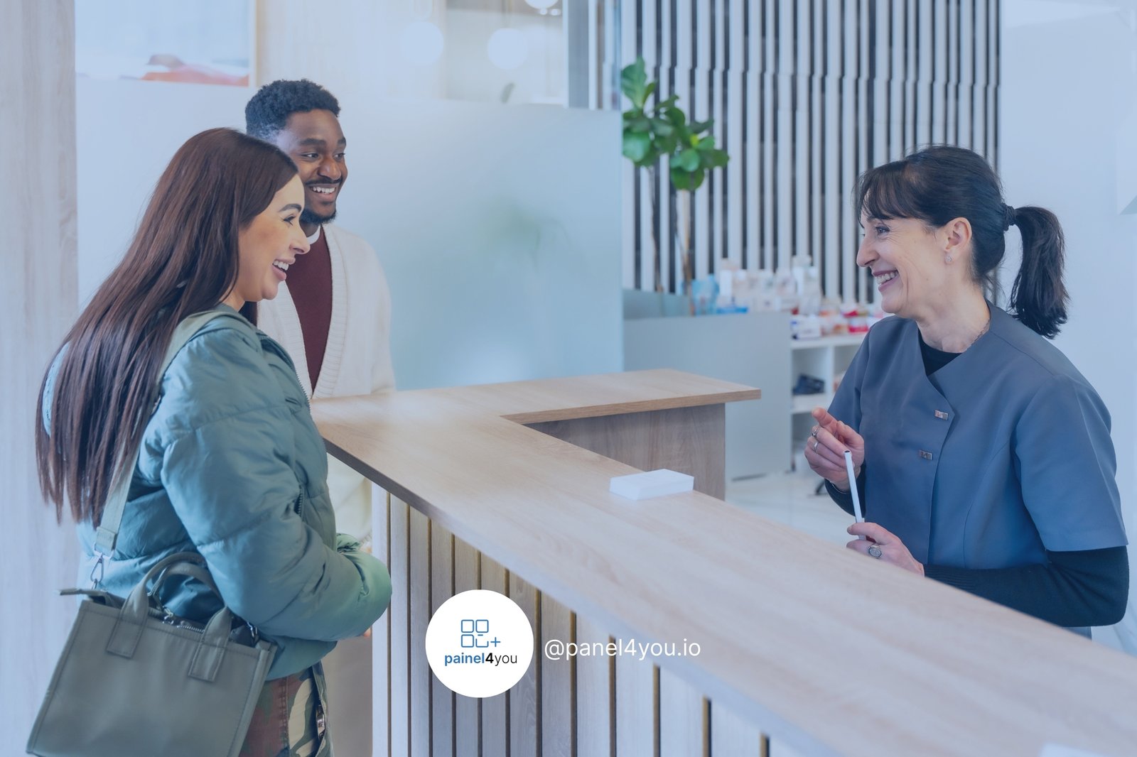 Painel de interface de gestão de fluxo de atendimento para franquias de saúde com opções de "Substituir" e "Remover" e duas profissionais em conversa, ilustrando funcionalidades essenciais de controle de pacientes.